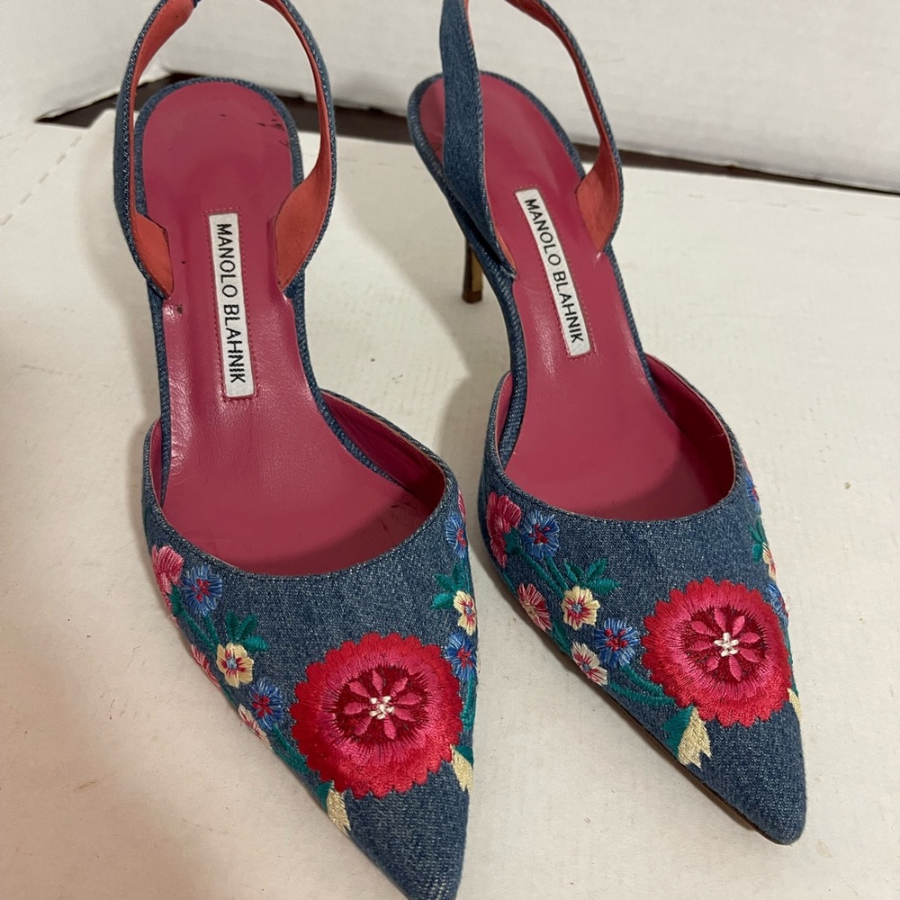 SOLD Euro 39 iconic Manolos
